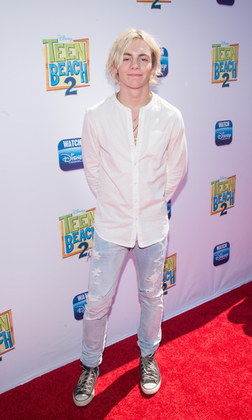 Article: Ross Lynch All Smiles At The Premiere Of His Movie “Teen Beach 2”! (@RossR5)