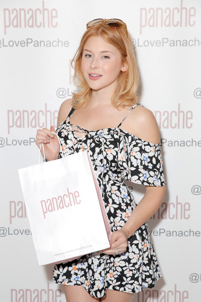 Article: Renee Olstead Looked Gorgeous In A Flower-Printed Dress At The Kari Feinstein Oscar Suite! (@Renee_Olstead)
