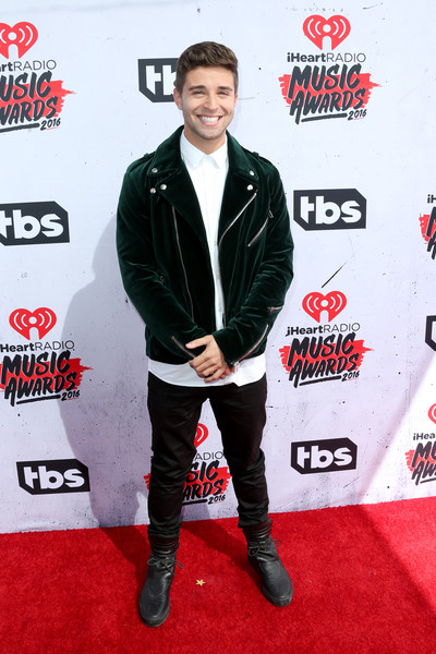 Article: Sensation Jake Miller Rocks A Green Velvet Jacket At The 2016 iHeartRadio Music Awards!