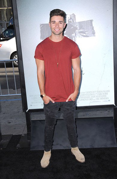 Article: Jake Miller Was All Smiles And Looked Incredible At The Lights Out Premiere!