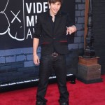 Article: Austin Mahone Smiles From Ear To Ear With His MoonMan At The 2013 MTV VMAs!
